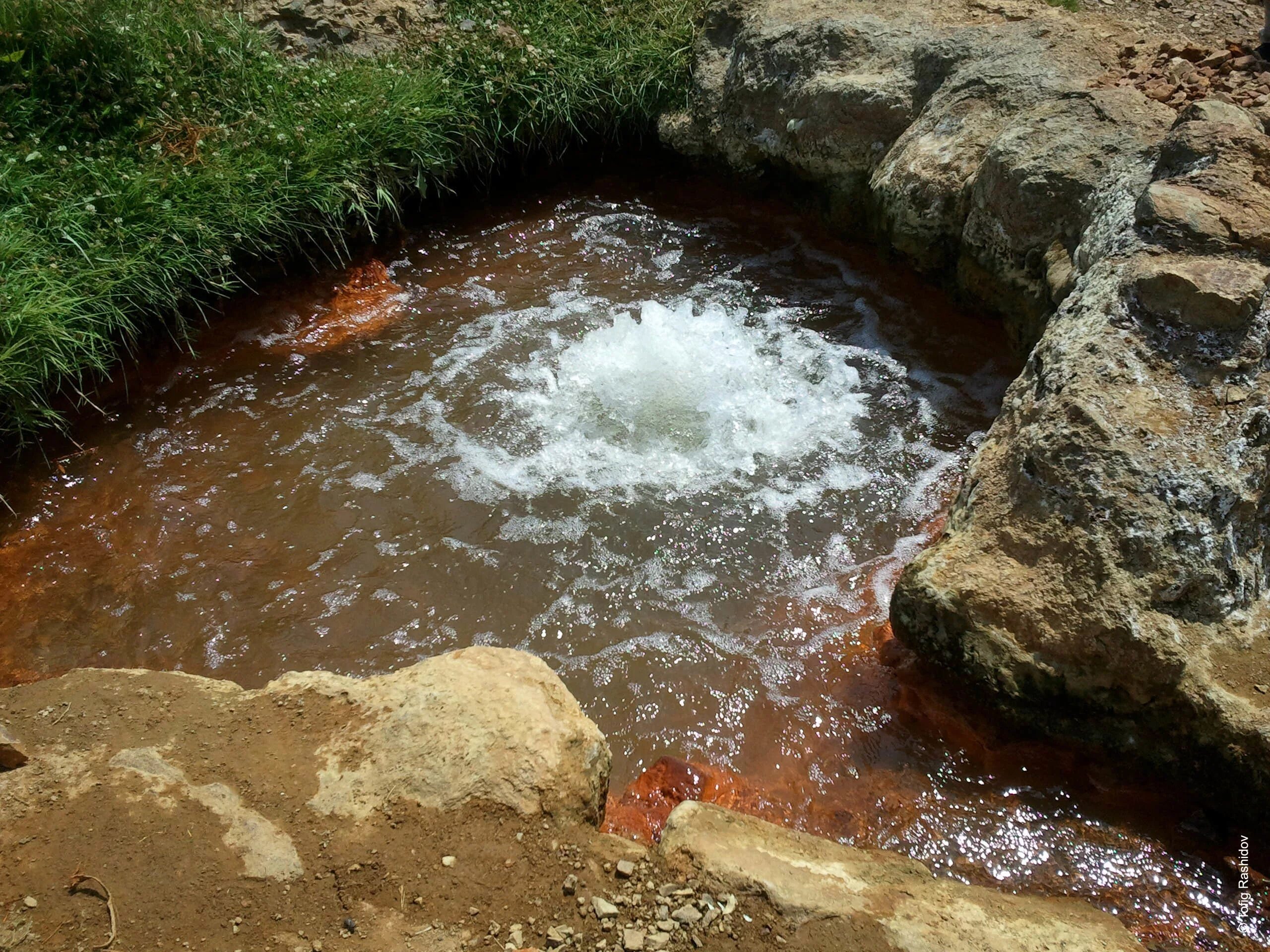 Ключи воды родники. Источник воды. Источник воды из земли. Родник бьет из земли. Родник ключ источник.