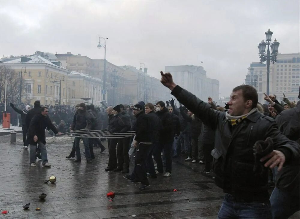 12 июня 2002 г 67. Беспорядки на Манежной площади 2010. Бунт на Манежной площади. Манежная площадь 2012 беспорядки.