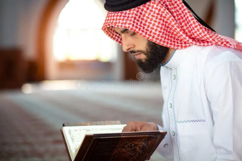 Без платка можно читать коран. Араб читает Коран. Мужчина читает Коран в мечети. Арабы мужчины читают Коран. Арабский юноша 12 лет Коран.