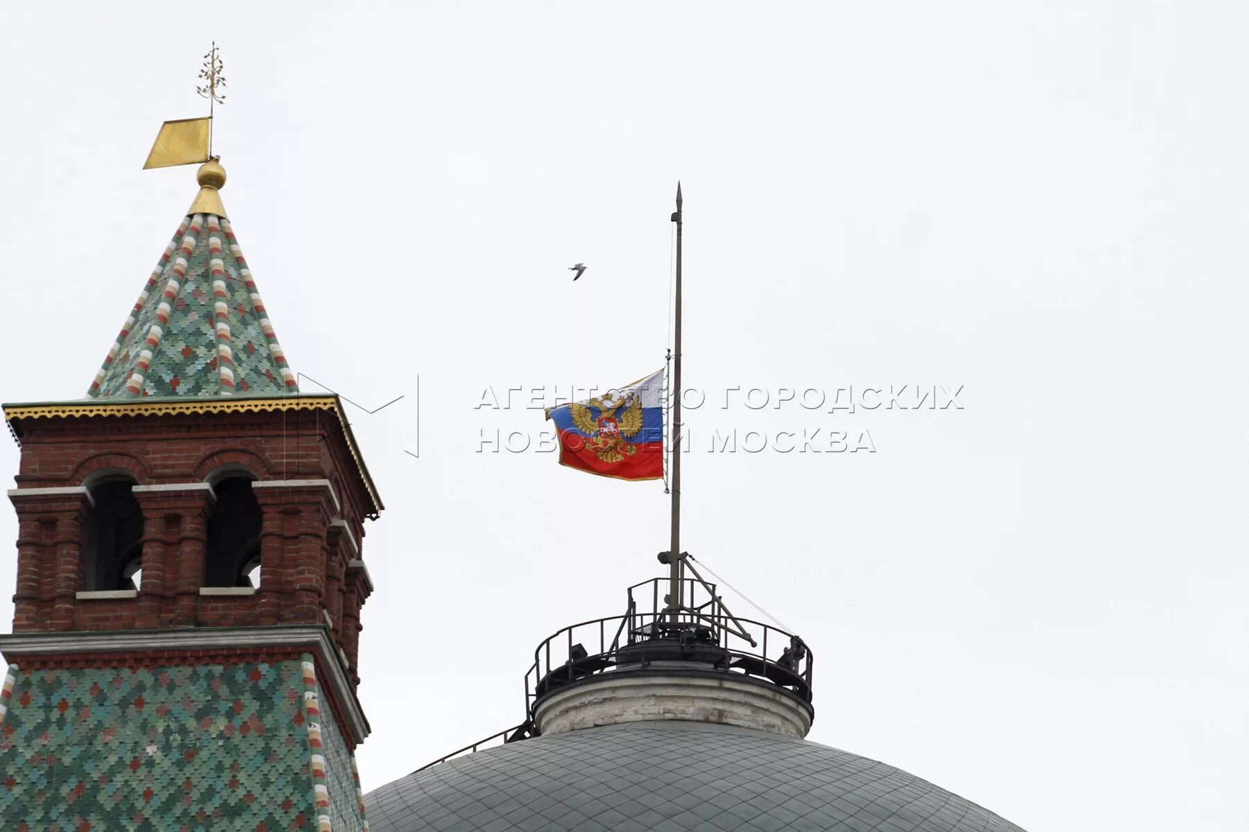 Кто поднял знамя на новгородским кремлем. Штандарт президента РФ над Кремлем. Штандарт России над Кремлем. Штандарт президента РФ на здании Кремля. Флаг России над Кремлем 1991.