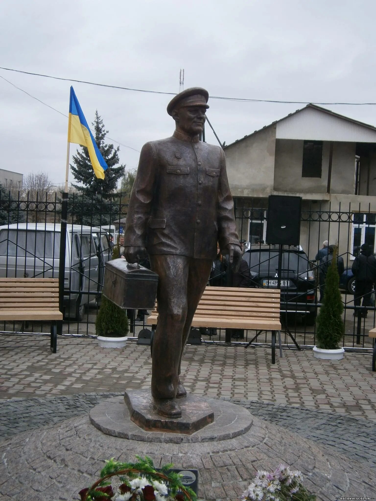 Котовский городской сайт. Памятники города Котовска. Памятник Котовскому Украина. Памятник г.и. Котовскому в Котовске. Памятник железнодорожникам.