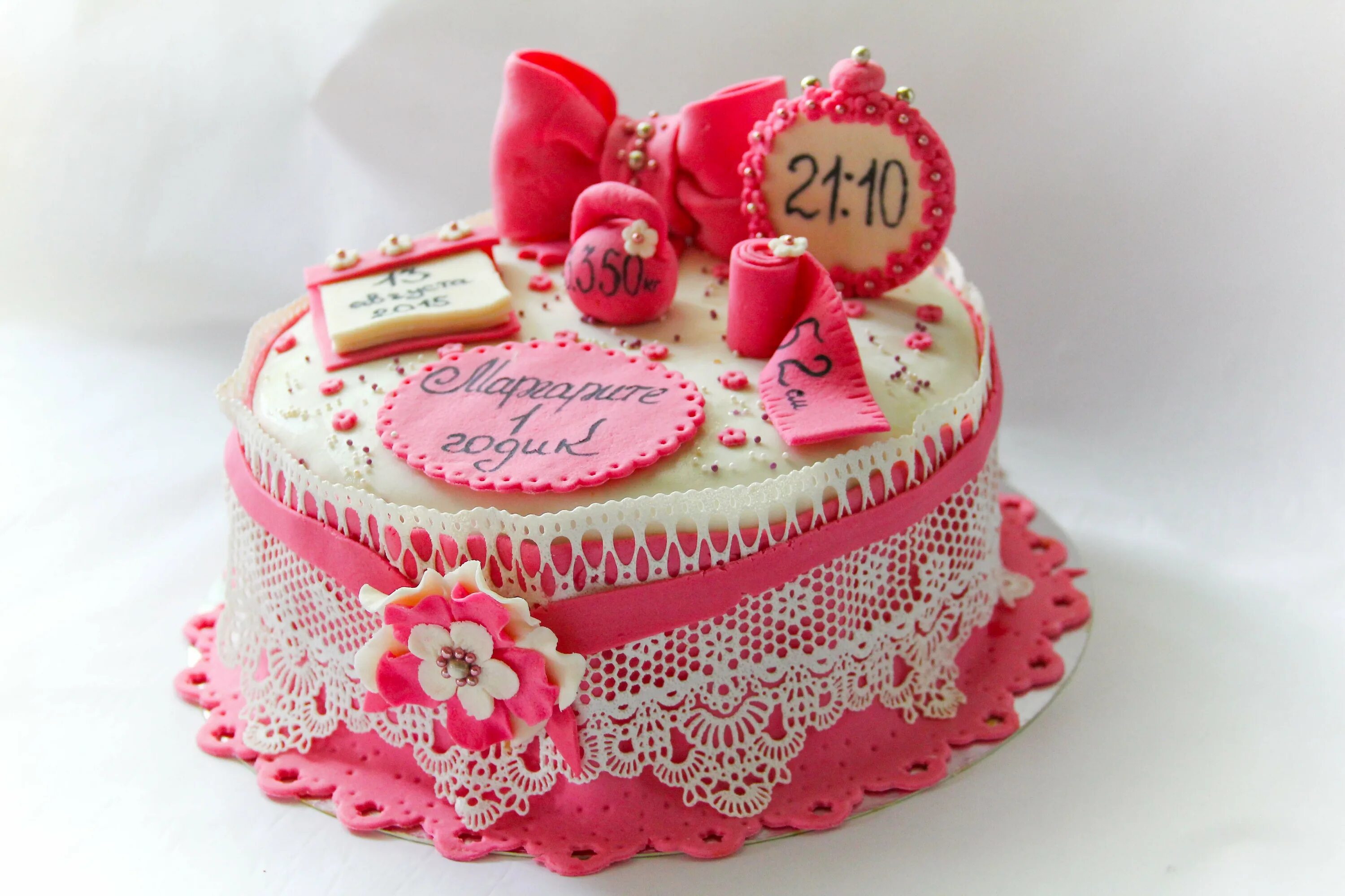 Красивый торт на рождения девочки. Тортики в розовом цвете на годик. Торт с метрикой для девочки в бело-розовом цвете. Торт с короной и метрикой. Тортик девочке на годик цветовая гамма.