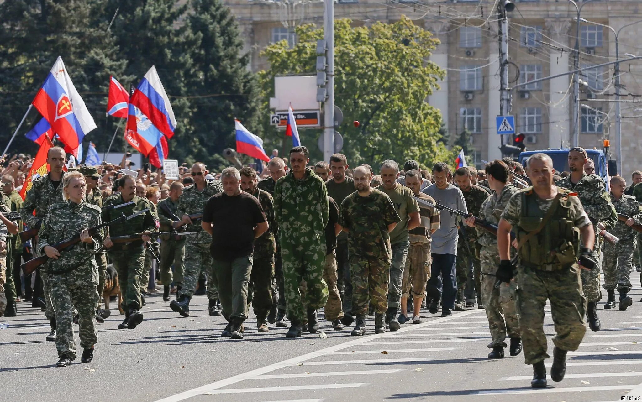 Украинцы донецка. Парад пленных Донецк 2014. Парад пленных украинцев в Донецке 2014. Парад пленных в Донецке. Пленные ВСУ на параде в Донецке.