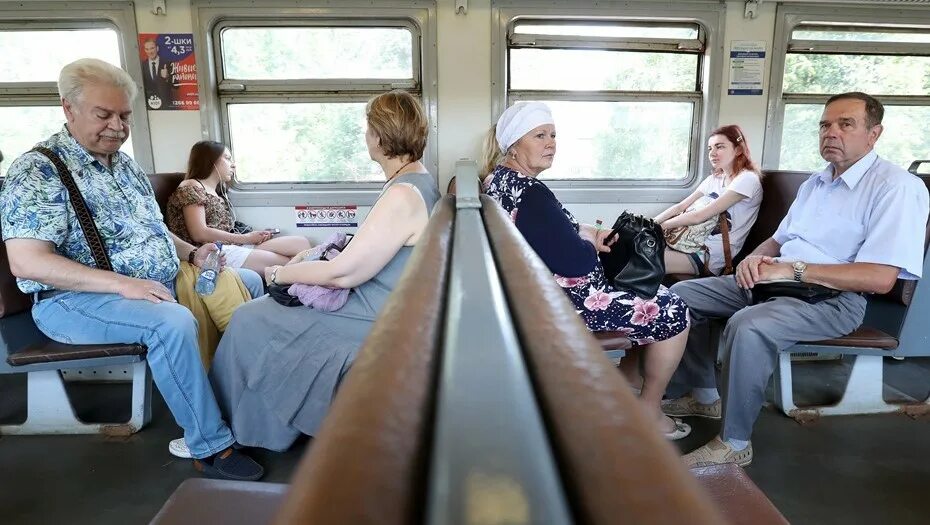 Льготный проезд на электричке для пенсионеров. Пенсионеры в электричке. пенсионеры в поезде. льготы на пригородные автобусы для пенсионеров. пенсионеры в купе.