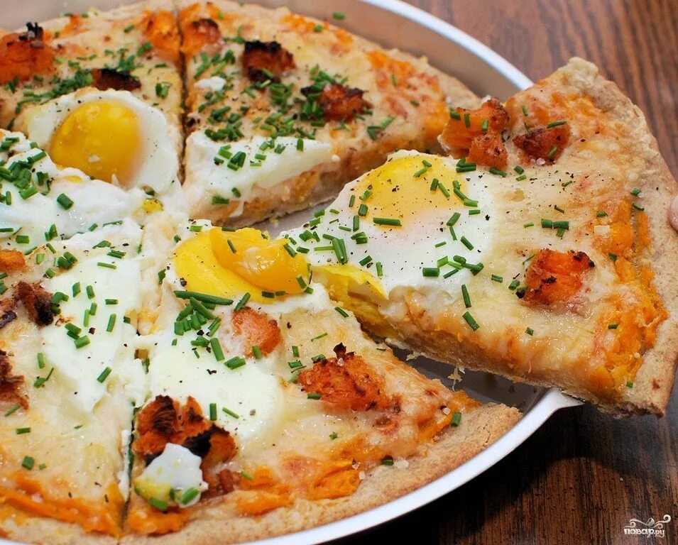 Пицца с яйцом. Пицца яичница. Пицца с омлетом. Итальянская пицца с яйцом. Пицца с сыром и яйцом рецепт