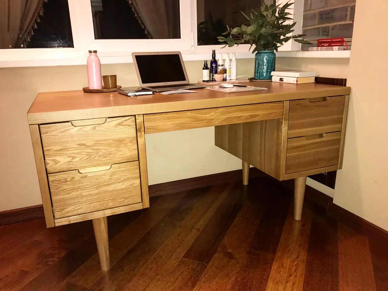 огромный письменный. большой угловой стол для школьника. красивый письменный стол для кабинета. угловой письменный стол. удобный большой компьютерный стол.