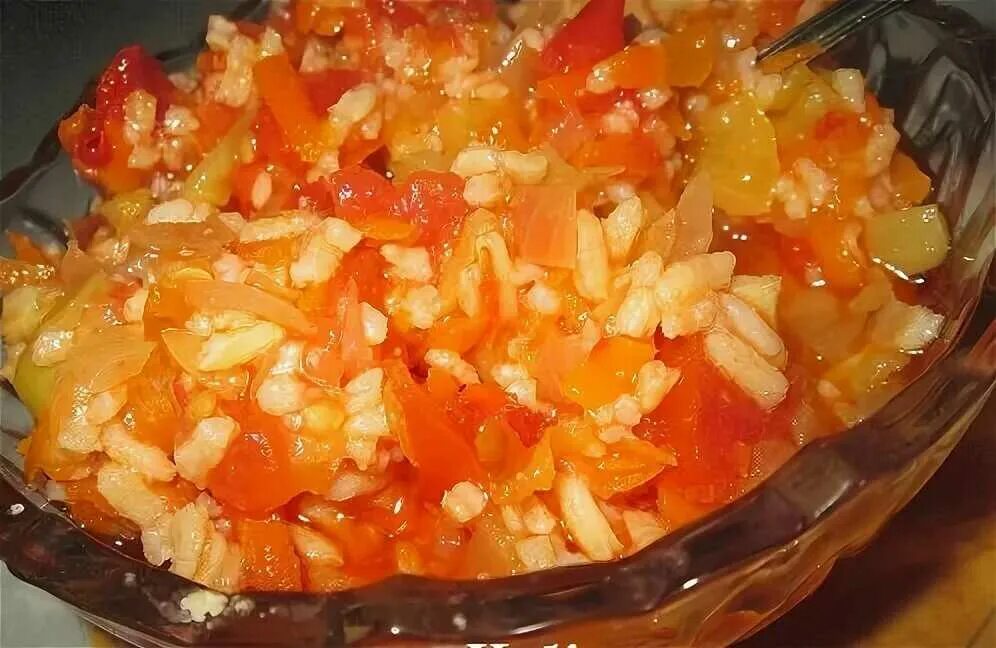 Рецепт рис помидор морковь лук. Салат с рисом на зиму. Заготовки на зиму с рисом. Закуска овощная с рисом на зиму. Салат на зиму с рисом с помидорами.