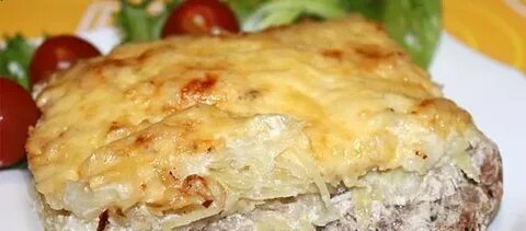 Мясо с картошкой луком и сыром