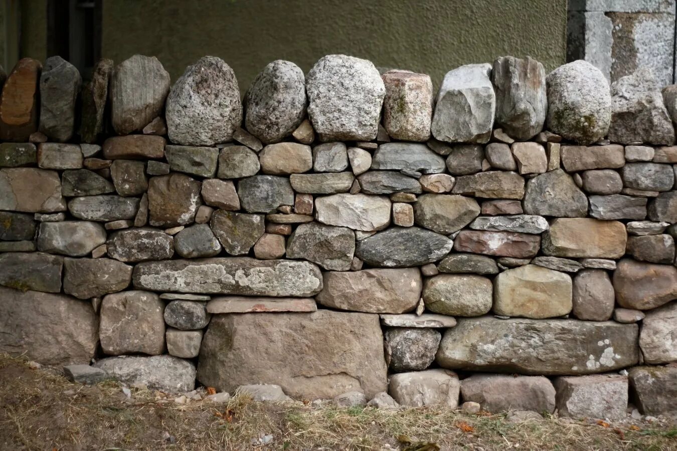 Каменные стеновые. Стена габион бутовый камень. Террасирование бутовым камнем. Стена из бутового камня. Стена из валунов.