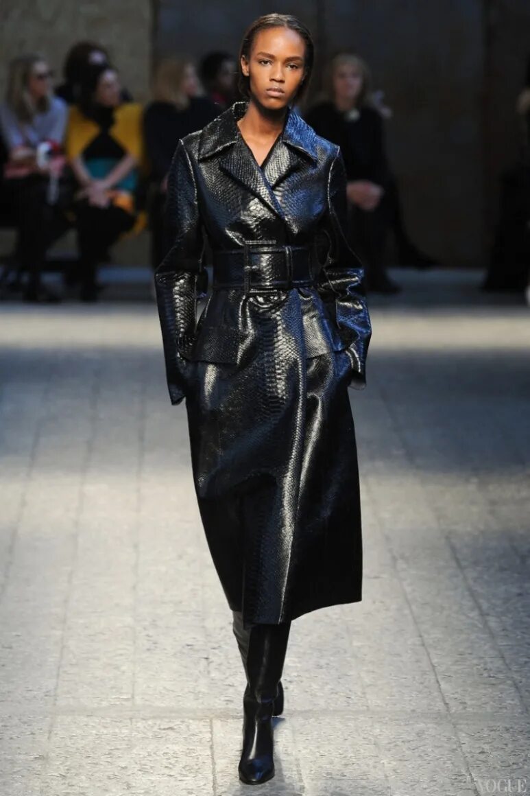 кожаный тренч сагитта. кожаный плащ женский. кожаный тренч стрит стайл. виниловый плащ. ламбскин леатер.