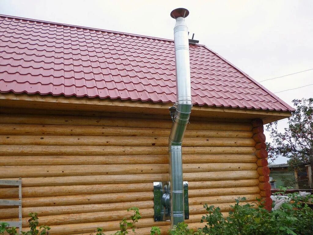 Сэндвич дымоход по фасаду. Наружный дымоход в деревянном доме. Труба для бани. Дымоход через дом. Сэндвич дымоход в доме.