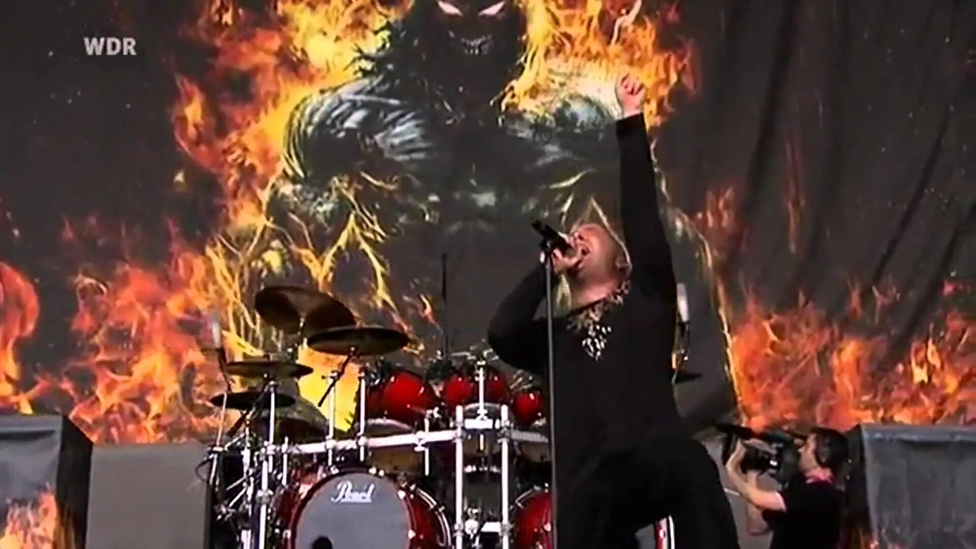 Disturbed inside the fire. Disturbed концерт. disturbed - indestructible (2008). концерт disturbed на концерте.