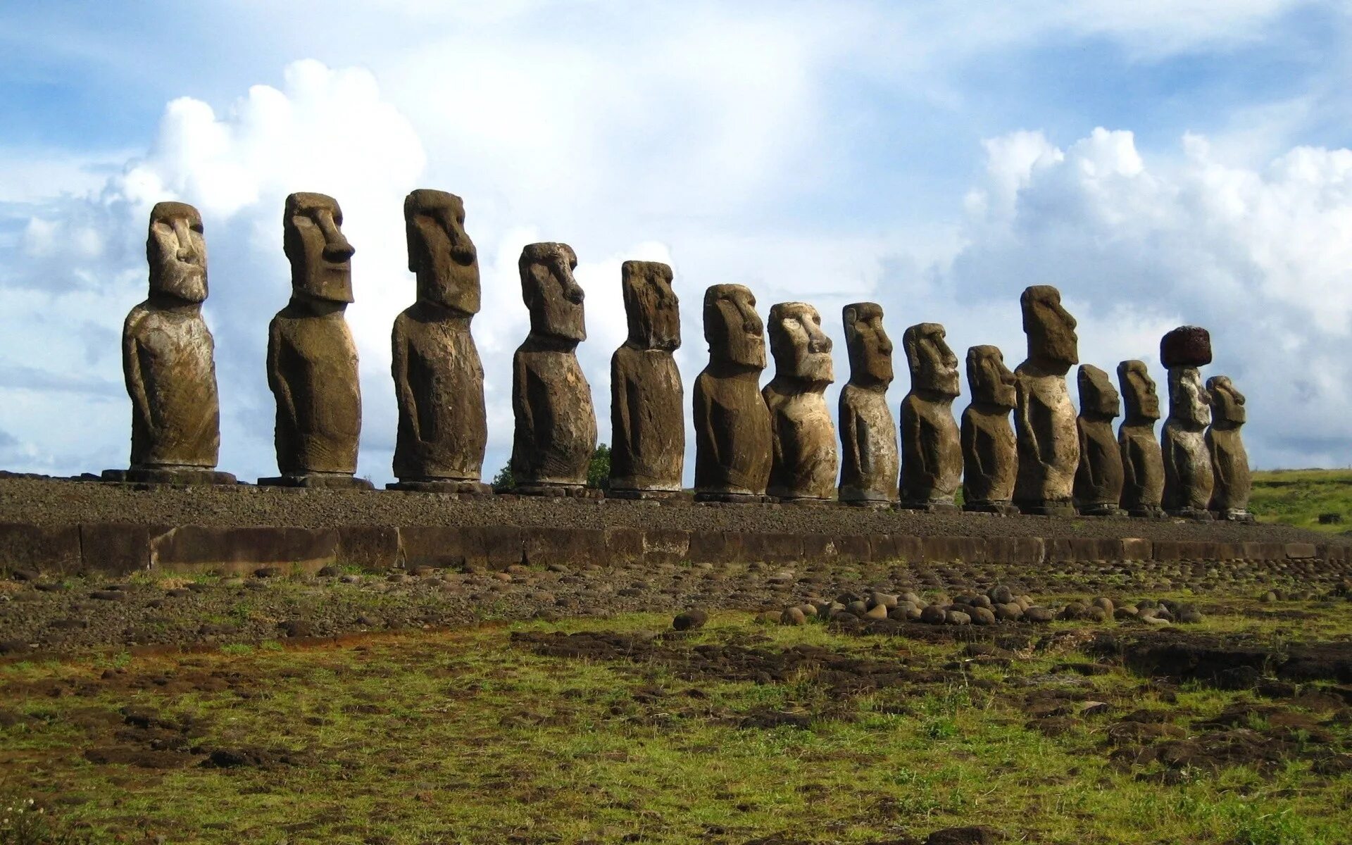 Где находятся идолы. Остров Пасхи статуи Моаи. Моаи на острове Пасхи. Каменные истуканы острова Пасхи. Истуканы Рапа-Нуи остров Пасхи.