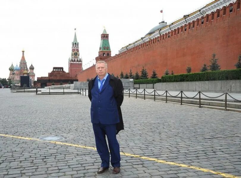 Знаменитости на фоне Кремля. Фотосессия на фоне Кремля. Парень у Кремля.