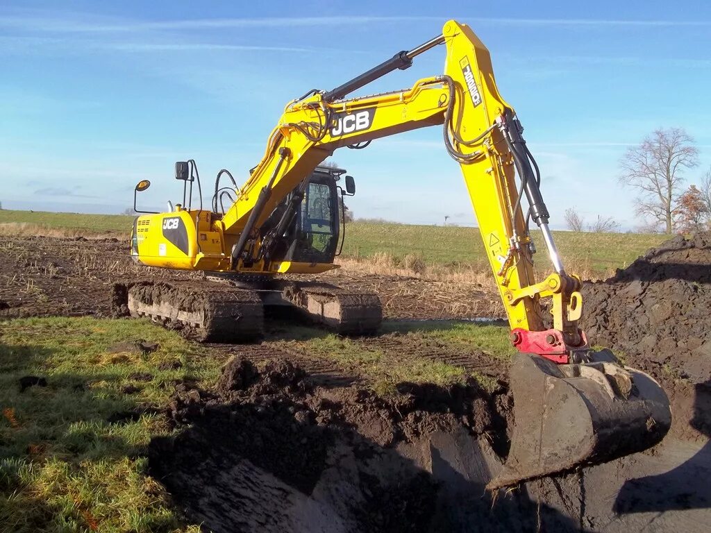 Экскаватор гусеничный js220sc. JCB 220 экскаватор. Викей экскаваторы гусеничные. Экскаватор погрузчик гусянка.