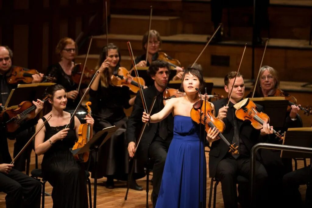 Симфонический оркестр московской консерватории. Скрипичный концерт чайковского. Оркестр скрипачей. Оркестр скрипачей. Скрипка в оркестре.
