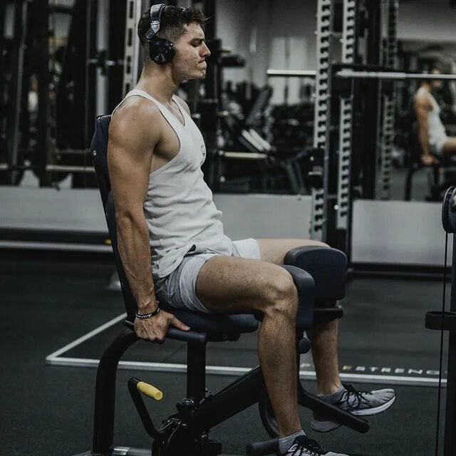 Фитнес наставник. Упражнения на трицепс в тренажерном зале. Джефф Кавальер трицепс. Упражнения 6а трицепс. Тренажер для икр.