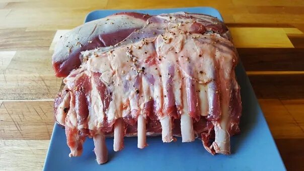 Из чего готовят кари. Приготовить каре ягненка в духовке. Каре ягненка кусок. Каре ягненка с картофелем. Приготовить каре ягненка в духовке.