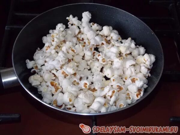 Попкорн для сковородки. Приготовление попкорна. Попкорн в домашних условиях. Попкорн на сковороде. Попкорн на сковороде с карамелью.