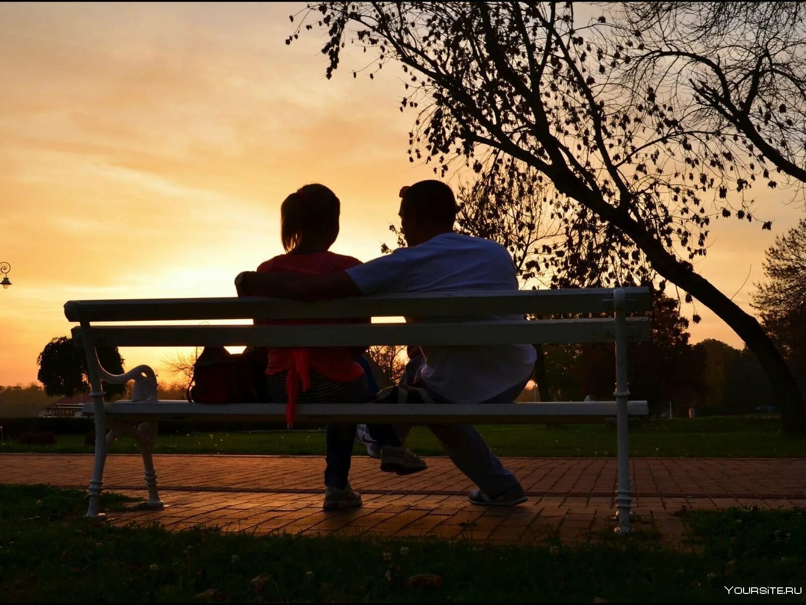 Пара на скамейке в парке. Далекие костры. Вера васильева костры горят далекие. Пара сидит на скамейке. Песня парень с девушкой на лавочке прощается.