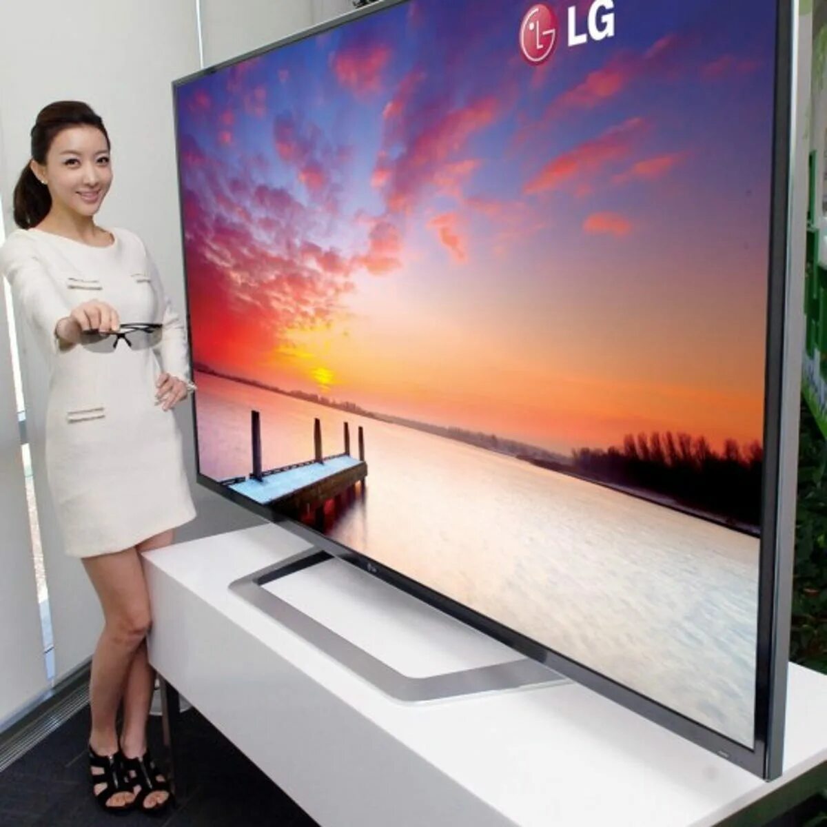 Какой телевизор самсунг выбрать. Телевизор 84 дюйма. Самый тонкий телевизор в мире. Корейские телевизоры модели. Лж или самсунг телевизор.