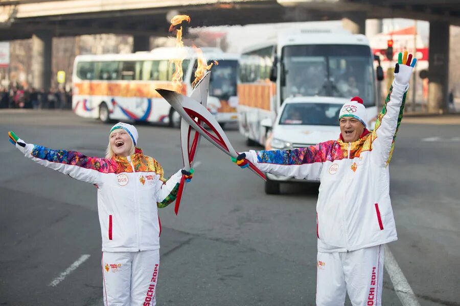 Олимпийский огонь сочи 2014. Олимпийский огонь сочи 2014. Эстафета олимпийского огня сочи. Факелоносец олимпийского огня. Факелоносец вологда 2014.