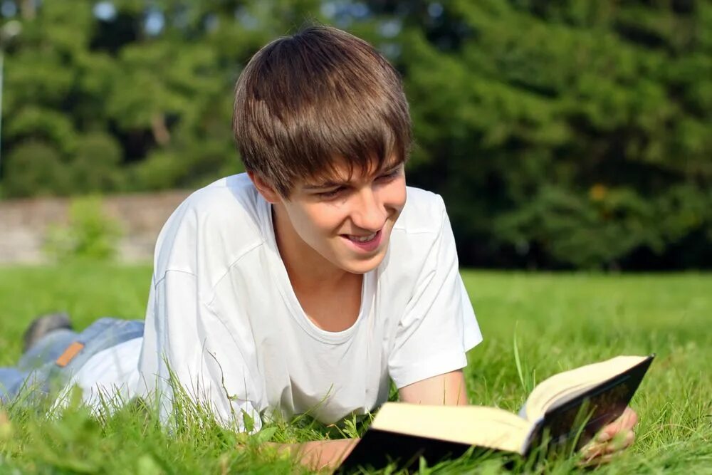 Подростки чтение летом. Подростки читают книги лето. Подросток читает книгу летом. Reading books teenager на траве чтение подросток.