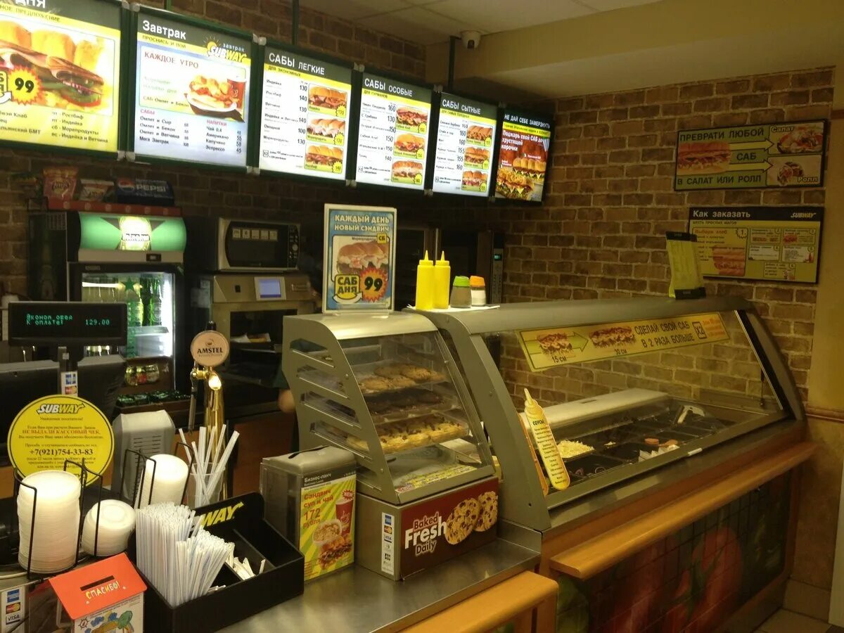 Subway сеть. Сеть кафе subway. subway калининград. сабвей ресторан. сабвей витрина.