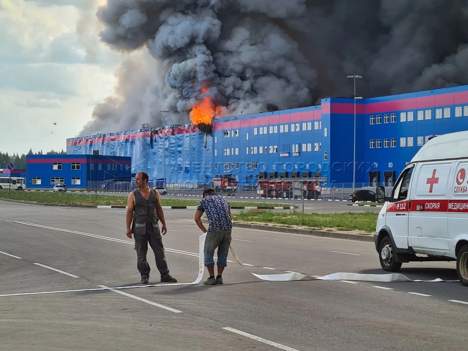 Озон о пушкино. Склад озон горит. сгорел склад озон в москве. пожар в москве. пожар озон истра.