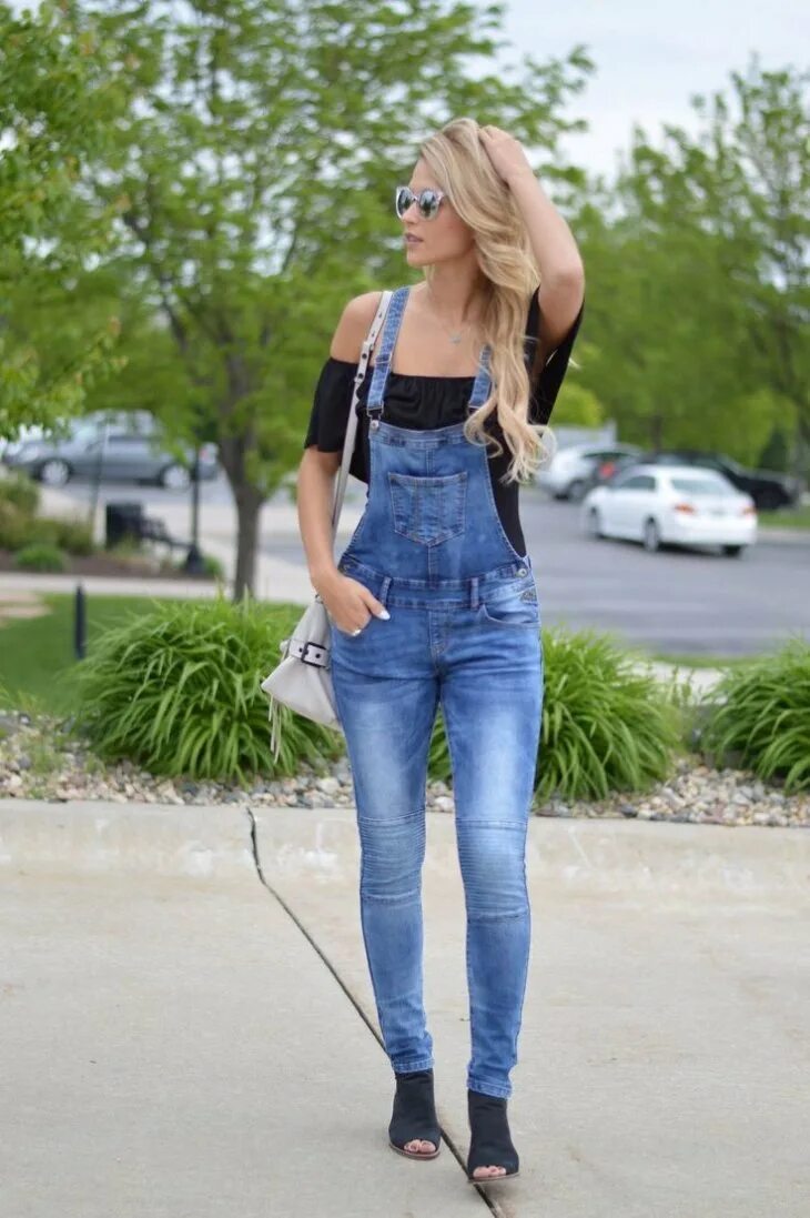 блондинка в джинсовом комбинезоне. девушка в джинсовом комбинезоне. девушка в комбинезоне. мем девушка в клмбенищоне. девушка в джинсовом комбезе.