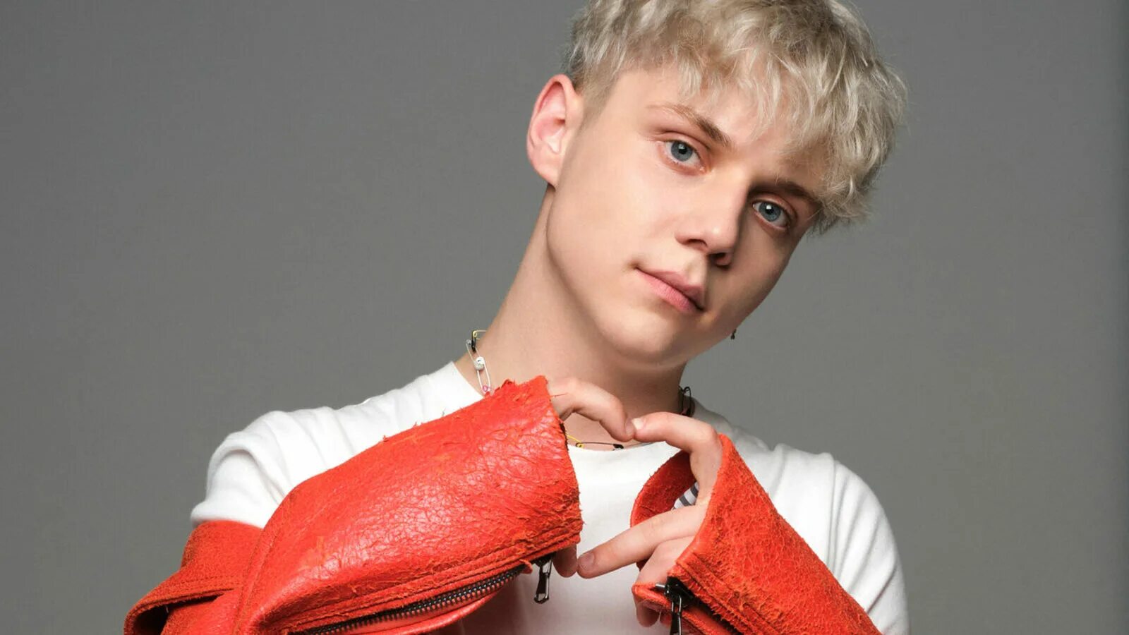 Кто на каком этаже живет. В каком городе живет ваня. Иван рудской 2020. Ваня живет выше пети но ниже сени а коля. Сериал родком 1 сезон ваня шмелёв.