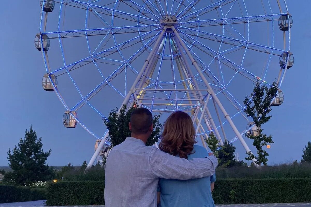 Пара на колесе обозрения. Гендер пати чертово колесо. Гендер пати на колесе обозрения. Гендер пати на колесе обозрения. Мужская фотосессия около колеса обозрения.