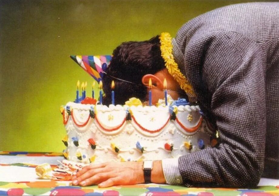 На днюхе девушку ткнули лицом в торт. С днем рождения. Фото с днём рождения. Открытка с днём рождения торт.