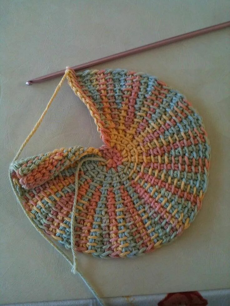 Тунисская техника крючком. Тунисским крючком по кругу. Тунисское вязание по кругу крючком. Тунисская вязка крючком. Круг тунисским крючком.