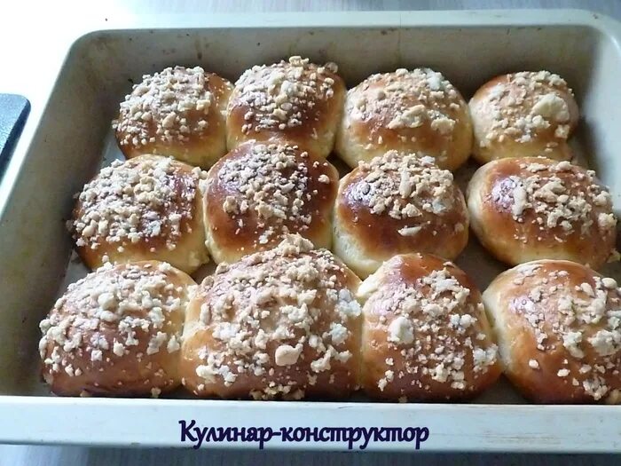 Посыпка на булочки из муки. Пуховые булочки с посыпкой. Школьная булочка с посыпкой. Булочки с посыпкой из масла. Форма булочек с посыпкой.