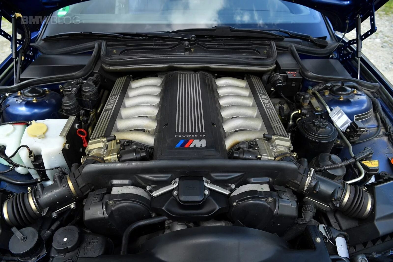 Бмв v16. Мотор v12 БМВ. BMW v12 850. BMW 7 v12. 850 БМВ мотор.