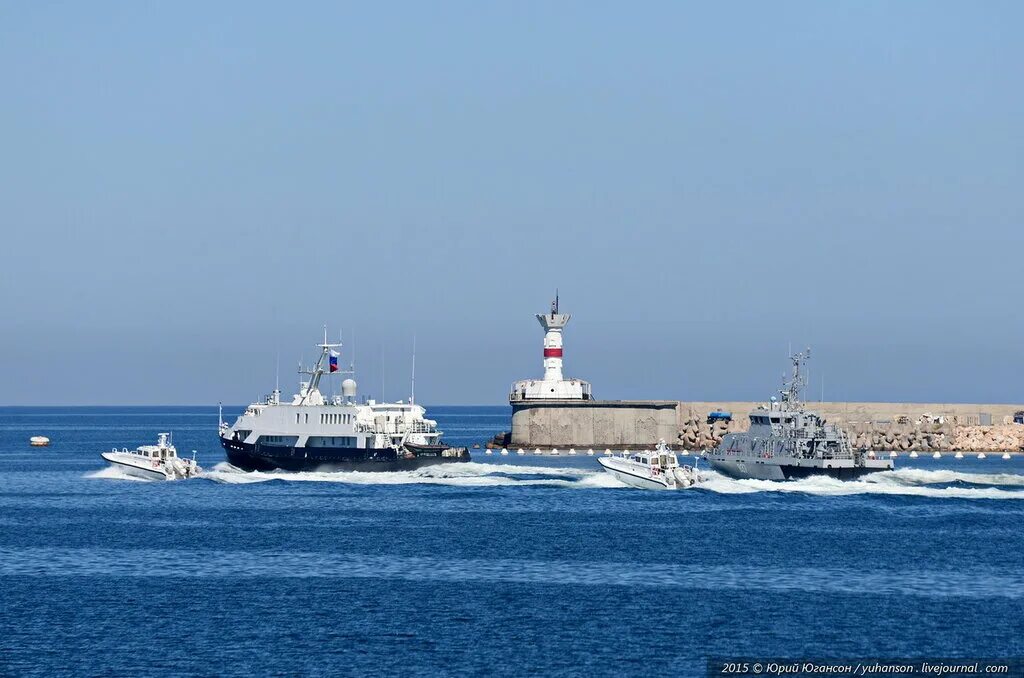 Парад кораблей в Севастополе. Парад в Севастополе ко Дню ВМФ. Парад кораблей в Севастополе фото. Севастополь 2015 день ВМФ фото.