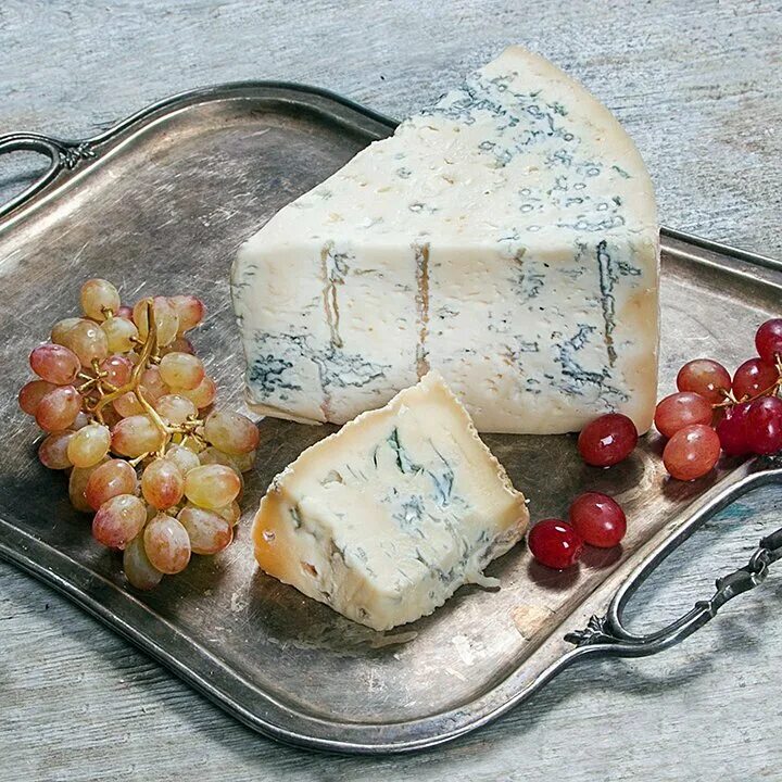 сыр горгонзола с голубой плесенью. сыр горгонзола итальянский. горгонзола дольче сыр. горгондзола сыры с плесенью. пармезан итальянский гарнанзола.