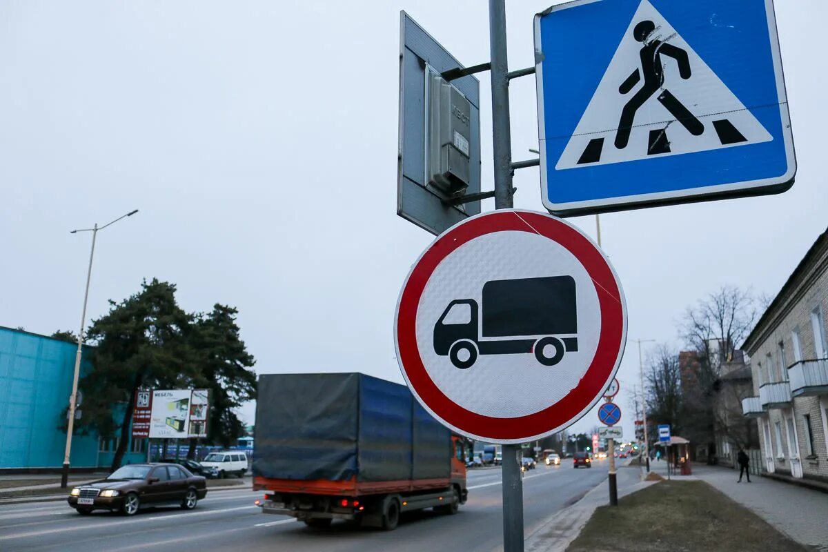 Запрещать движение транспортный. Знак 3.4 движение грузовых. Движение грузовых автомобилей запрещено. Знак грузовым запрещено. Грузовик с дорожными знаками.