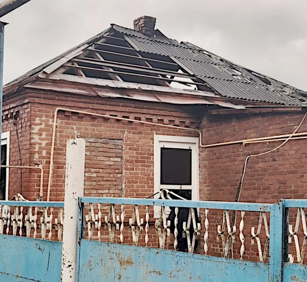 Дом в усть лабинском районе. Дом горит. горит дом фото. дом для многодетной семьи. фото выгоревшего дома.