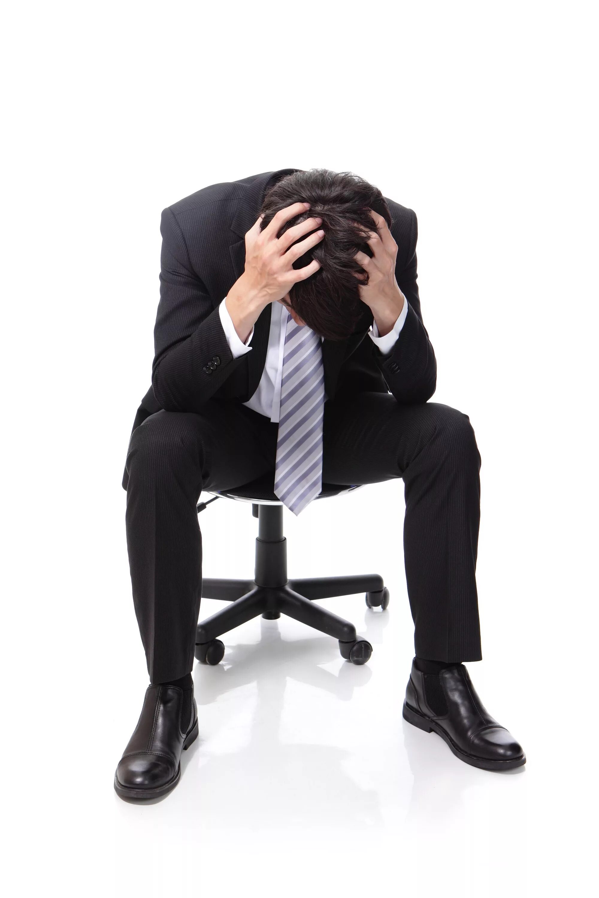 Человек сидит. Мальчик сидит на табуретке. Расстроенный человек. Упорная диарея. Парень сидит в профиль.