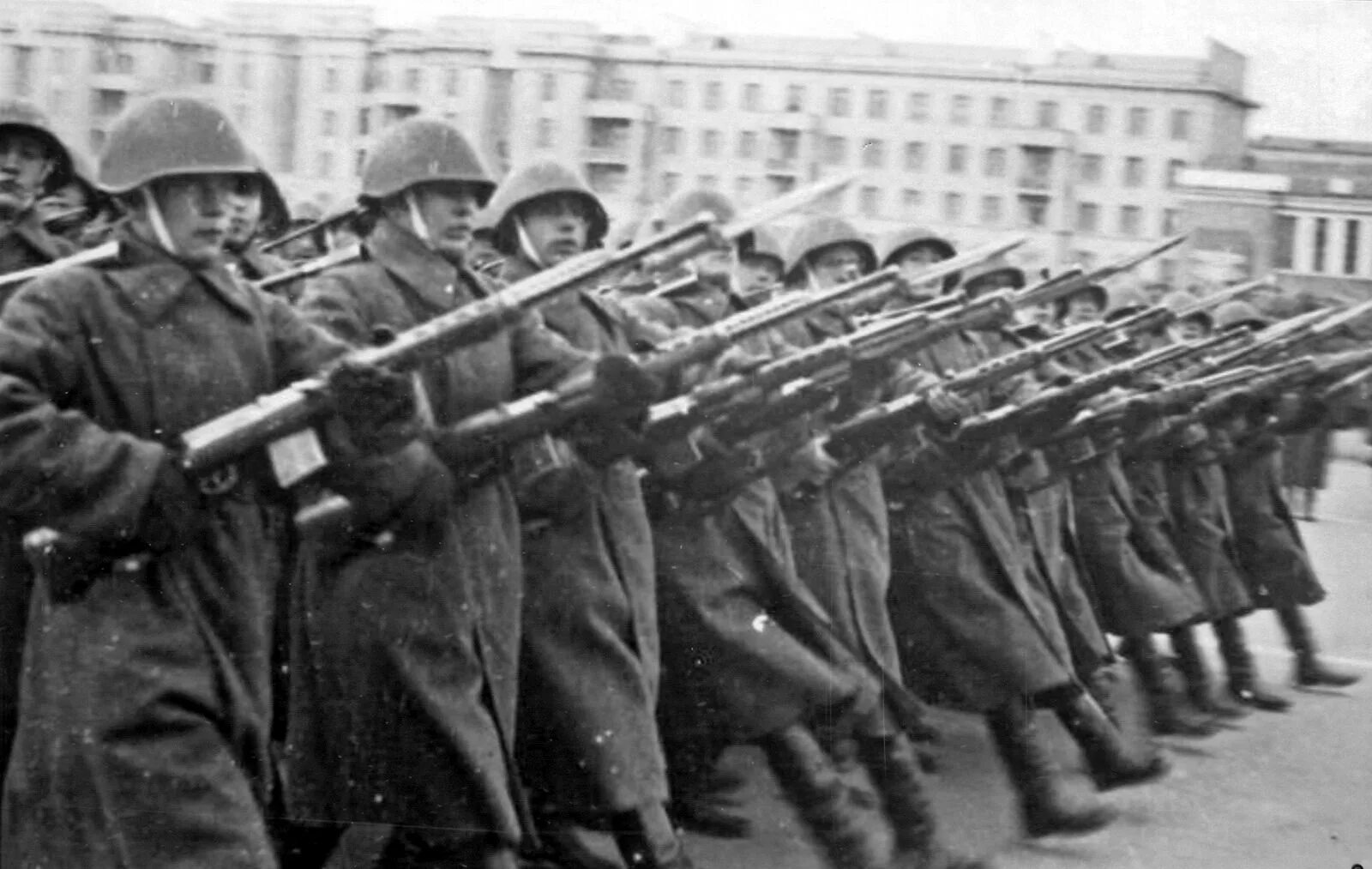 Военные хроники россии. Военный парад 7 ноября 1941 года в Куйбышеве. Парад красной армии в Москве 7 ноября 1941. Буденный на параде 1941. Свт-40 в РККА.