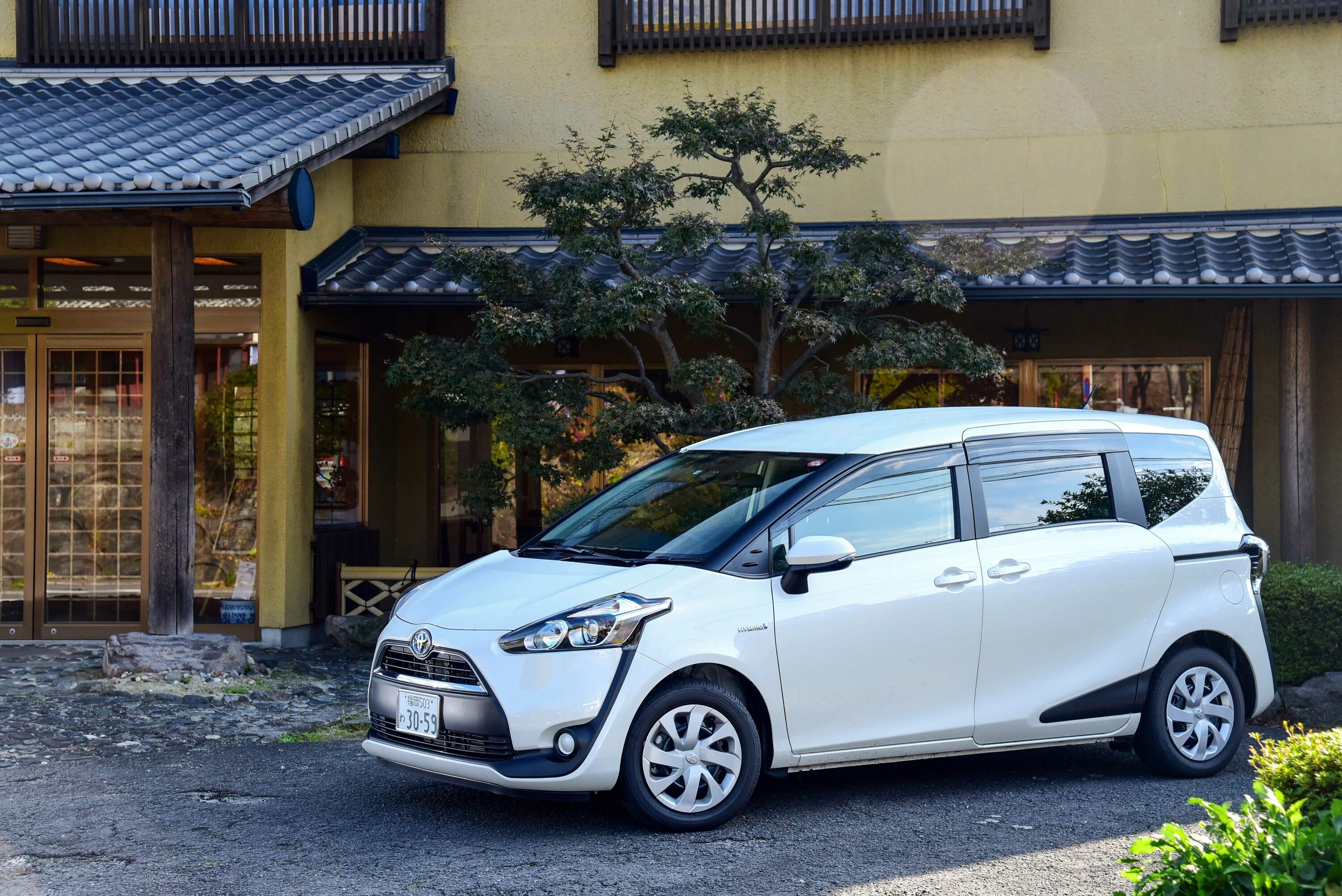 Тойота сиента обзор. Toyota Sienta 2015 Hybrid. Toyota Sienta 2g Silver. Тойота Сиента 2016. Toyota Sienta 2017 Hybrid.