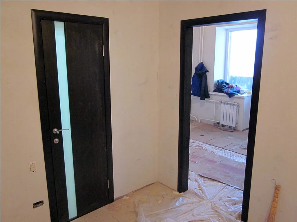 Межкомнатные двери установленные. Двери после ремонта. Двери межкомнатные установленные в квартире в двушке. Фото установленных дверей.