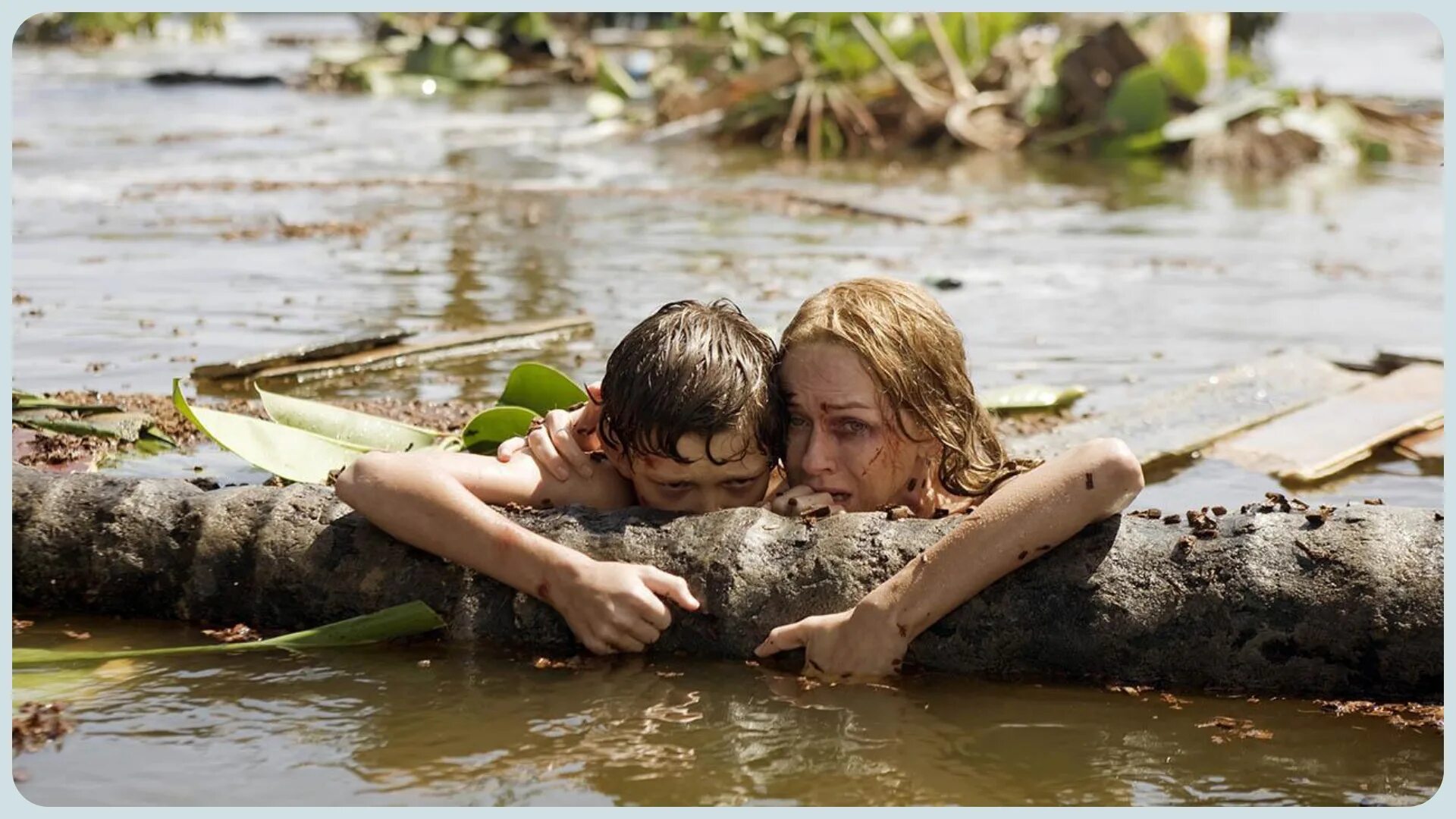 Даша павлова спасла мальчика. Мальчик спасает девочку. Мальчик девочка спасаться. 10 летние девочки во дворе. Мальчик девочка спасаться.