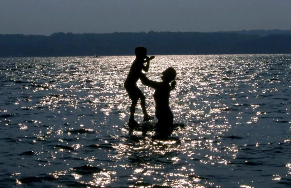 Пары купаются. Мама с дочкой купаются в реке. Влюбленные купаются. Купаемся вместе. ЮДИ купаються в озере вечером.