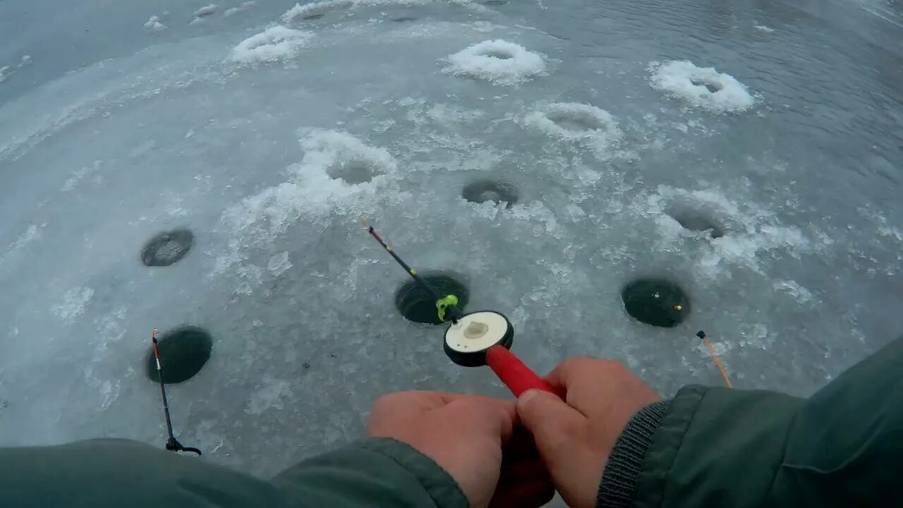 Зимняя удочка безмотылка. Удочки для безмотылки зимней рыбалки. Мормышки для зимней рыбалки. Лунка рыбалка. Зимняя ловля видео