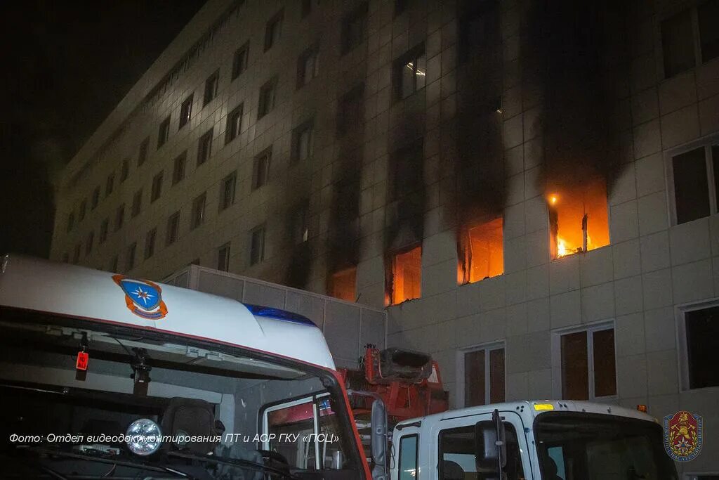 Пожар в Москве. Пожарное здание на улице Дурова. Пожар в Москве на ул Первомайская. Пожар в Москве в ЦАО на ул. Международная 26. Горят три дома в москве