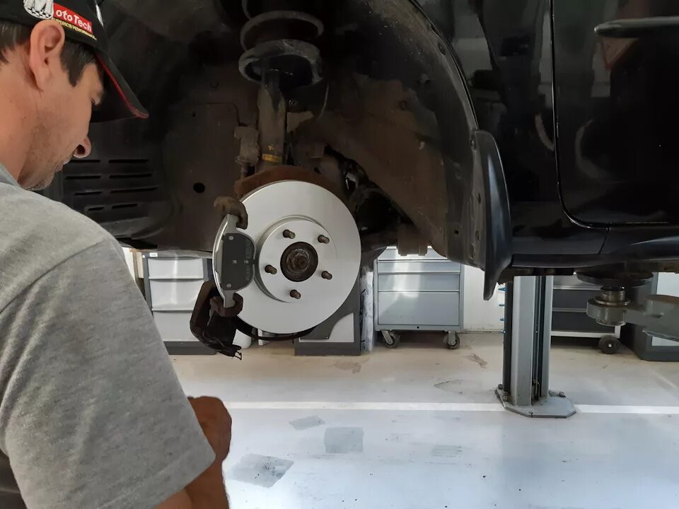 Замена тормозных дисков мазда. Задние тормозные диски мазда 6 gh. Замена тормозных дисков мазда 3 вм. Замена тормозных дисков мазда. Чем лучше отвернуть болты на тормозном диске мазда 6 gg.