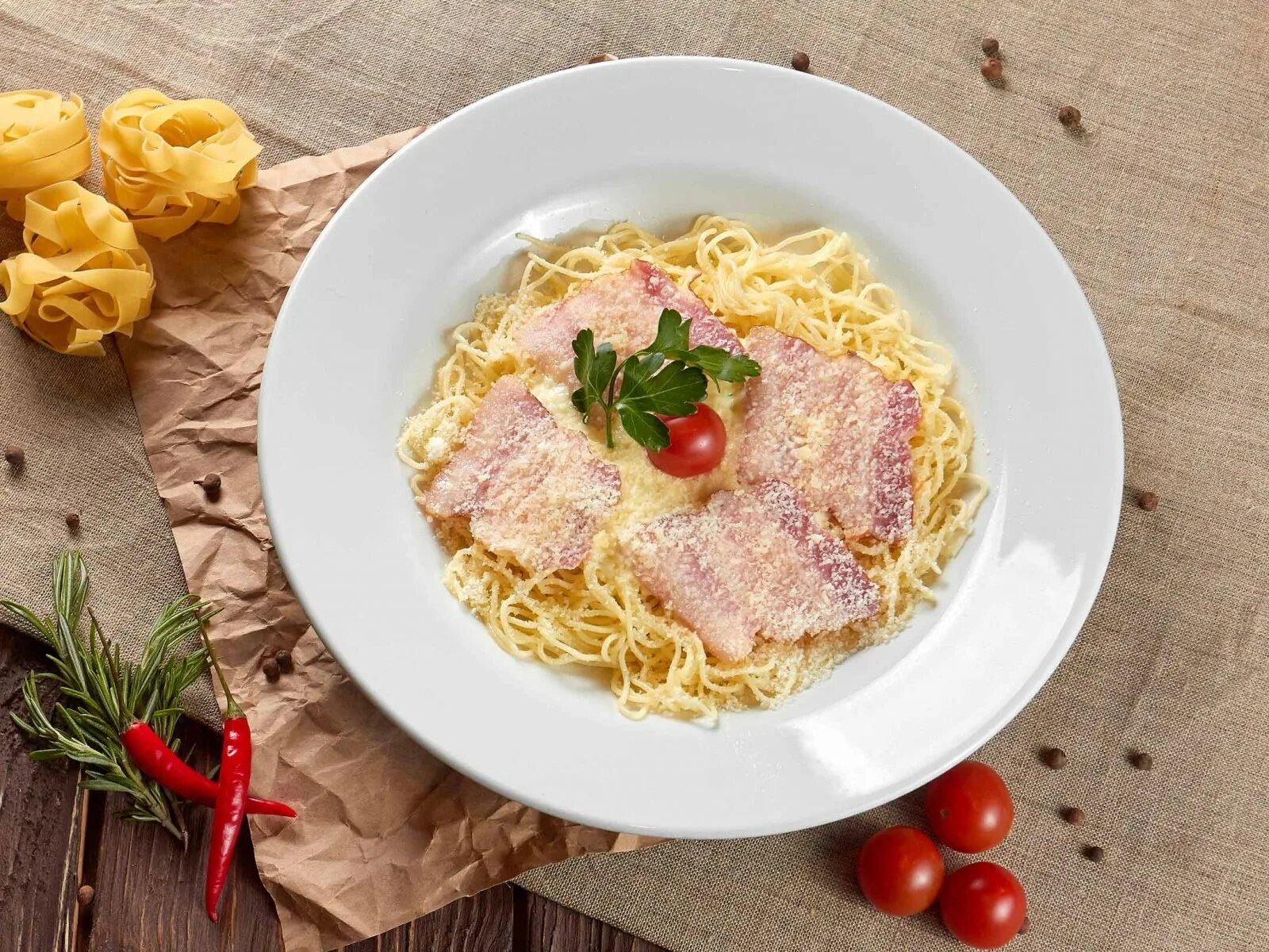 паста карбонара с беконом. спагетти карбонара с красным луком. карбонара с беконом и сыром яйцом. паста карбонара. карбонара с беконом и сыром яйцом.